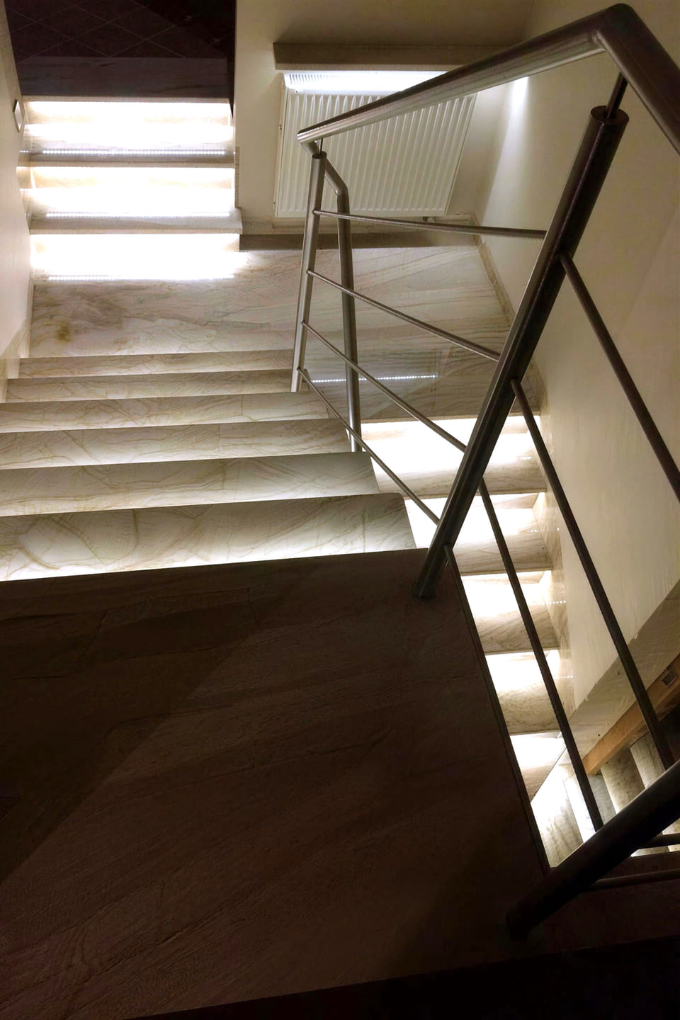 Schody z podświetleniem LED i balustradą ze stali nierdzewnej